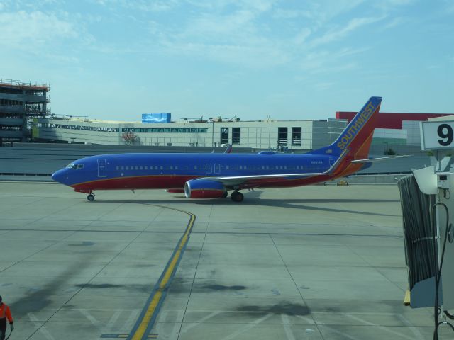 Boeing 737-700 (N8614M)