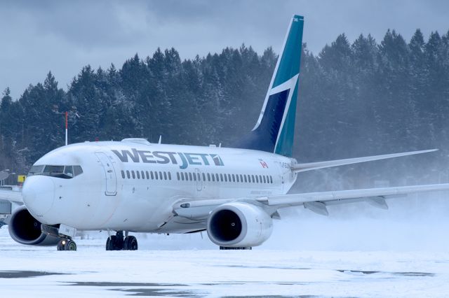 Boeing 737-700 (C-GQWJ) - Departing an unusually snowy Victoria for tropical paradise of Honolulu