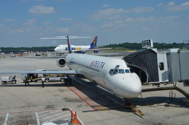 McDonnell Douglas MD-88 — - Seeing a heavy when the biggest plane you normally see is a KC-135 stratotanker is a true sight.