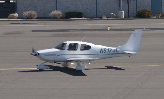 Cirrus SR-20 (N8173L) - Taxiing to El Aero at Carson City