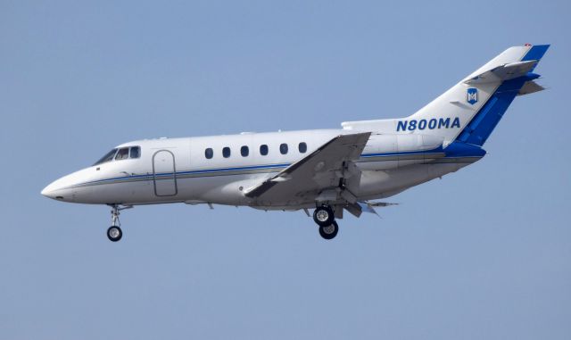 Hawker 800 (N800MA) - On final is this 1998 Raytheon Hawker 800XP in the Winter of 2019.