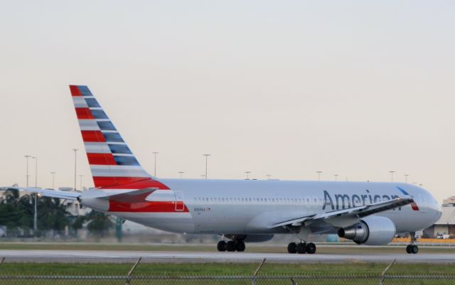 BOEING 767-300 (N369AA)