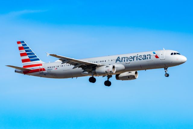 Airbus A321 (N912UY) - American Airlines A321 landing at DFW on 12/25/22. Taken with a Canon R7 and Tamron 70-200 G2 lens.