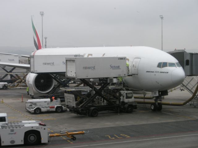 BOEING 777-300 — - Madrid-Barajas 10/12/2011
