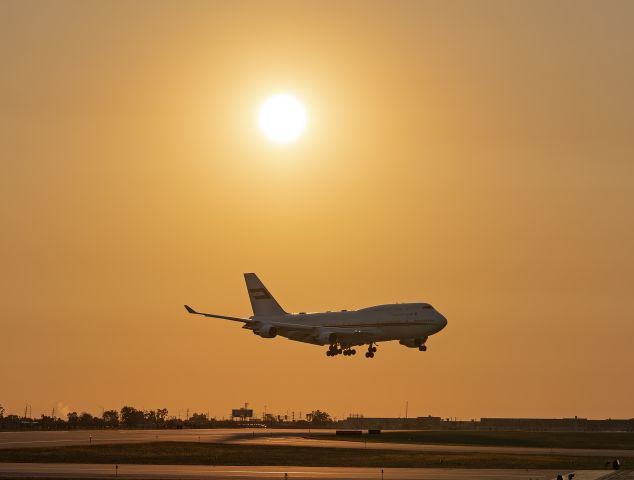 Boeing 747-400 (A6-HRM) - DUB1 Heavy, on short final in in Cleveland, Ohio just after sunrise this morning after a 13 ½ hour flight from Dubai Int'l - DXB / OMDB.