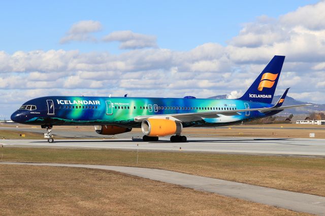 Boeing 757-200 (TF-FIU)