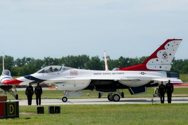 Lockheed F-16 Fighting Falcon — - USAF Thunderbird pilot prepares for takeoff at the Kansas City Aviation Expo in Kansas City, Missouri