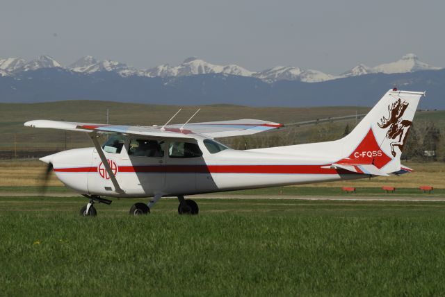 Cessna Skyhawk (C-FQSS) - Standing at the fence past at the de-ice ramp west of the tower, Looking north onto taxiway C