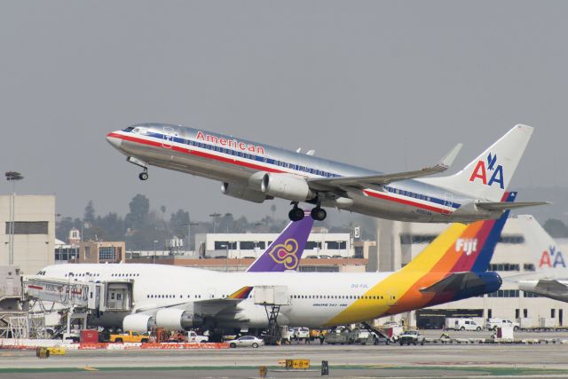 Boeing 737-800 (N992AN) - N992AN  Boeing  B737-823  AAL  KLAX  20130305  4478