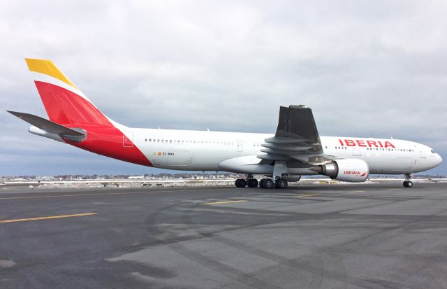 Airbus A330-300 (EC-MAA) - missing 1 winglet