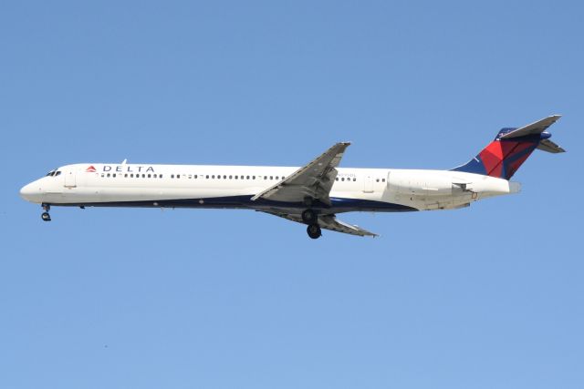 McDonnell Douglas MD-88 (N995DL) - Delta Flight 371 (N995DL) arrives at Sarasota-Bradenton International Airport following a flight from Hartsfield-Jackson Atlanta International Airport