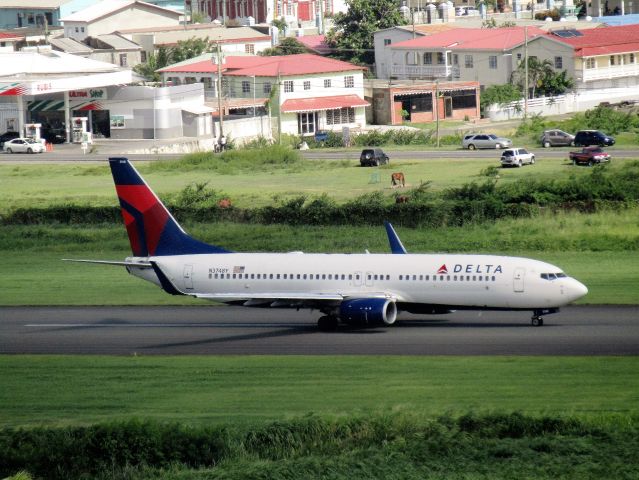 Boeing 737-800 (N3748Y)