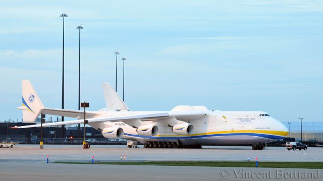 Antonov Antheus (UR-82060) - L'Antonov An-225 à l'aéroport de Mirabel, 24 mai 2020