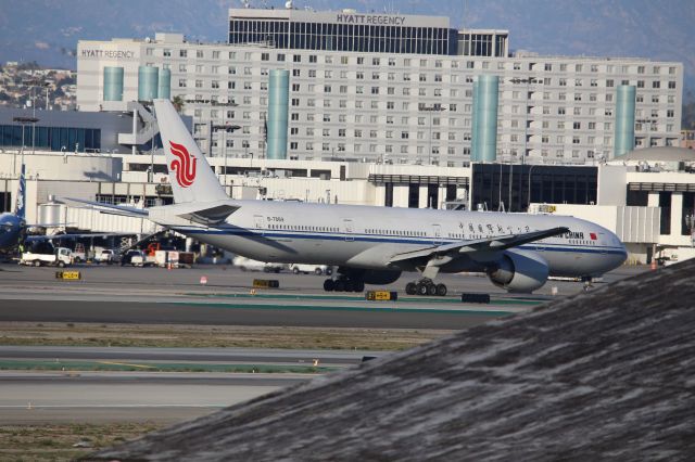 BOEING 777-300ER (B-7869)