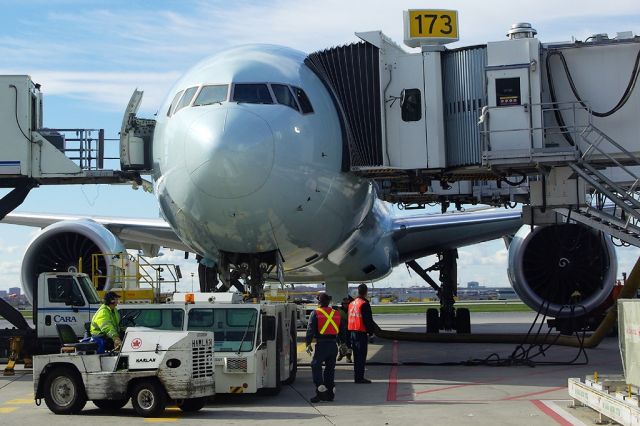 BOEING 777-200LR (C-FIUJ)