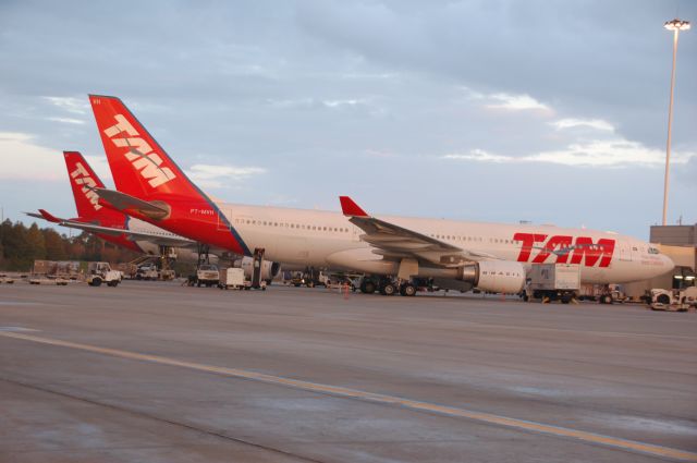 Airbus A330-300 (PT-MVH)