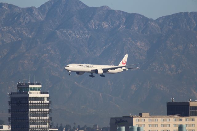 BOEING 777-300ER (JA737J)