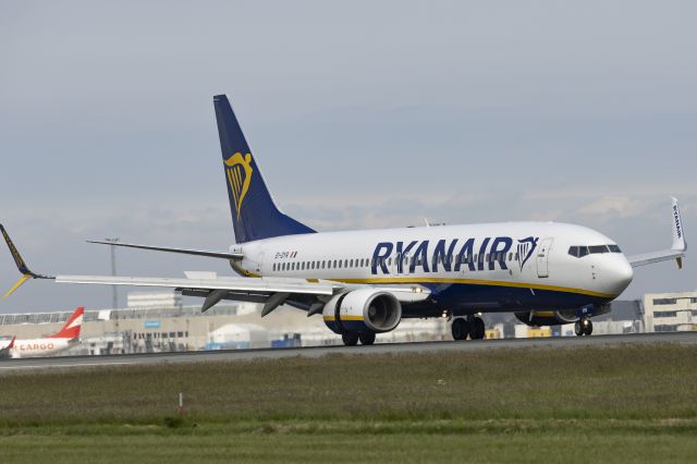 Boeing 737-700 (EI-DYR) - Standning close to Runway 04R