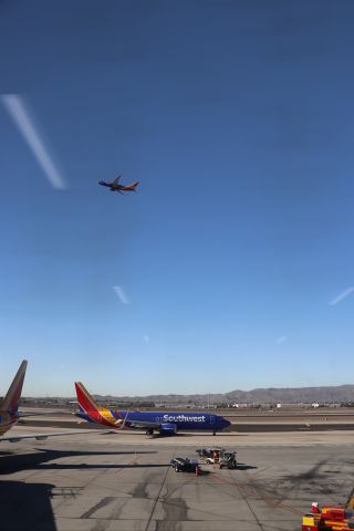 Boeing 737-700 (N8711Q) - 6/19/18 SWA N8711Q taxis out as another takes off