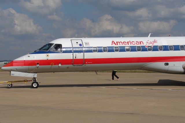Embraer ERJ-135 (N827AE)