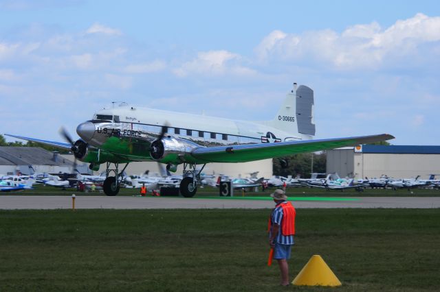 Douglas DC-3 (N47E)