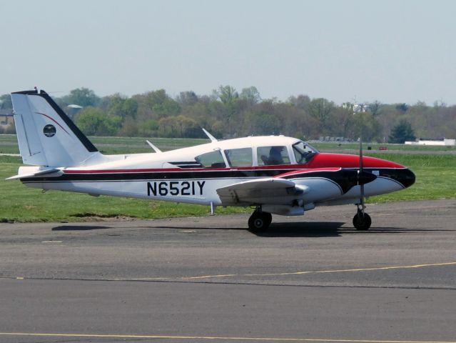 Piper Apache (N6521Y) - A very nice aircraft!