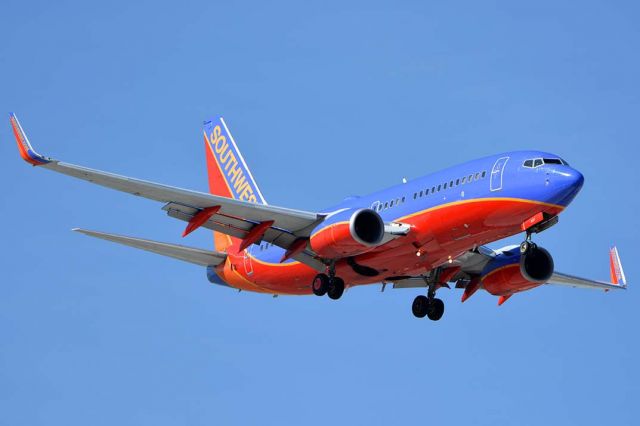 Boeing 737-700 (N437WN) - Southwest Boeing 737-7H4 N437WN at Phoenix Sky Harbor on January 22, 2016. It first flew on June 29, 2003. Its construction number is 29832. It was delivered to Southwest on July 14, 2003. 