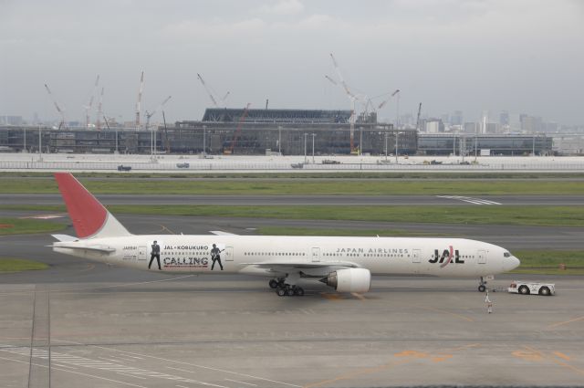 BOEING 777-300 (BON8941) - Visit at Haneda Intl Airport on 2009/8/1 JAL & Kobukuro Title