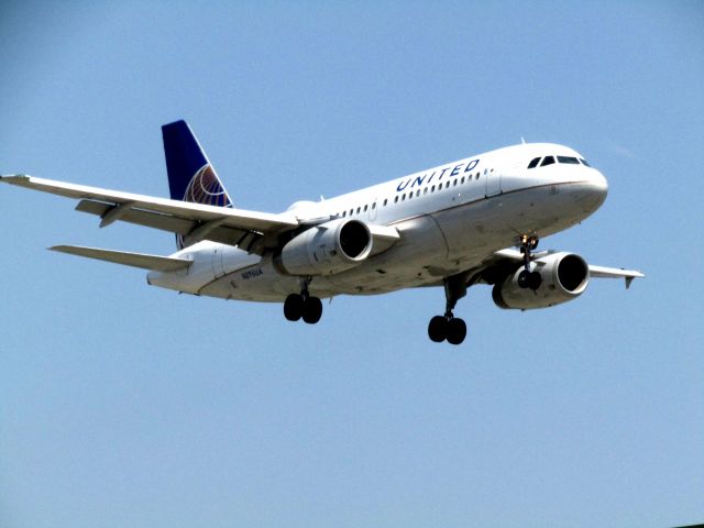 Airbus A319 (N896UA) - Landing RWY 20R