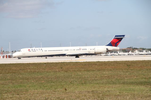 McDonnell Douglas MD-90 (N916DN)
