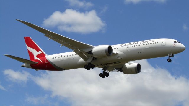 Boeing 787-9 Dreamliner (VH-ZNK) - Up close with ZNK.