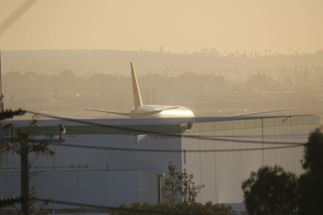 BOEING 777-200LR (N776CK)
