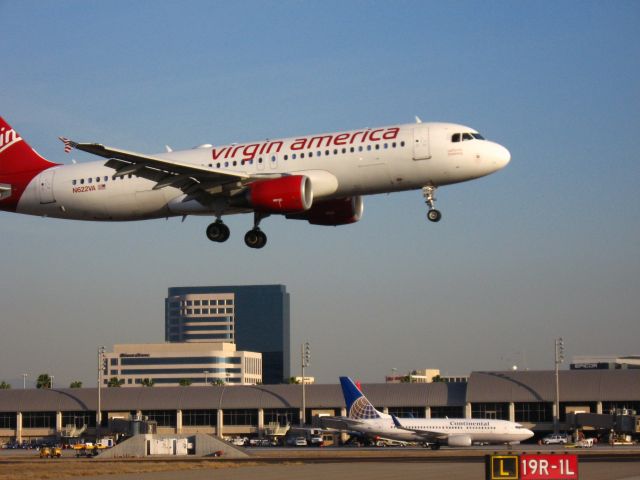 Airbus A320 (N622VA) - Landing on RWY 19R