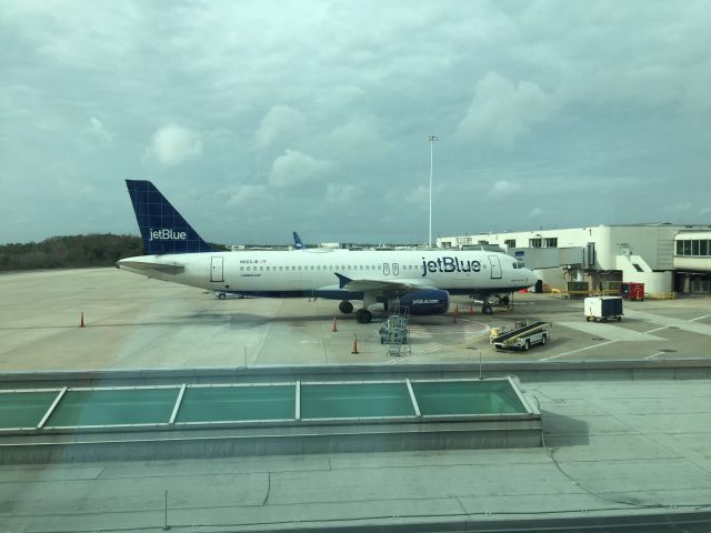 Airbus A320 (N662JB) - Jetblue Aiubus A320 is on the ground.