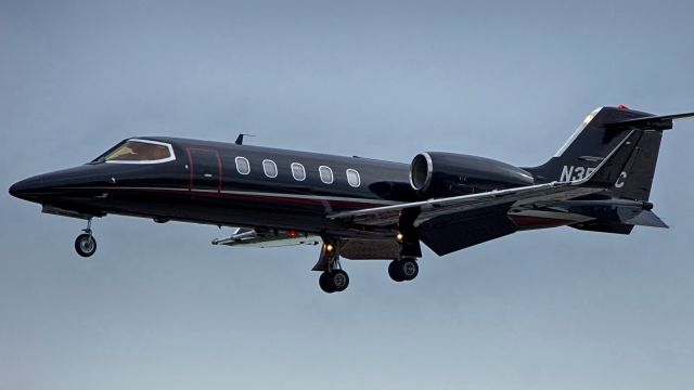 Learjet 31 (N351AC) - 4 approach.