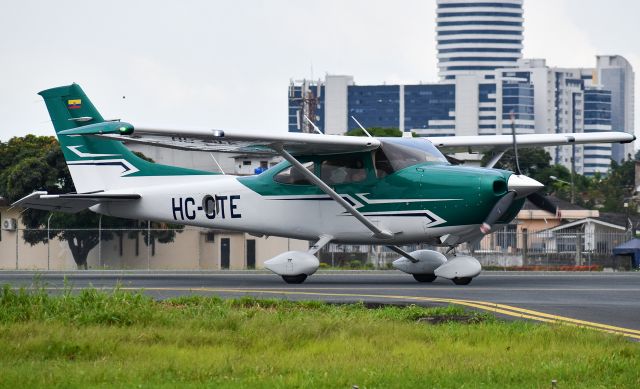 HC-CTE — - Hermosa Cessna 182T Skylane rodando hacia la plataforma de aviación general.