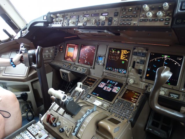 Boeing 777-200 (N78009) - Cockpit of the 777