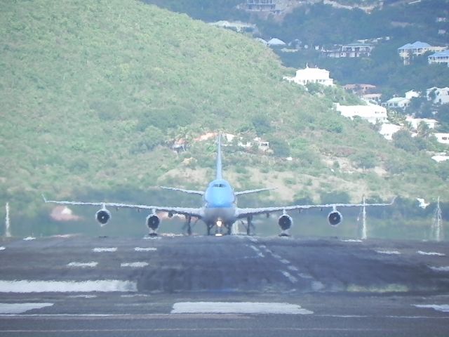 Boeing 747-400 (CRL860)