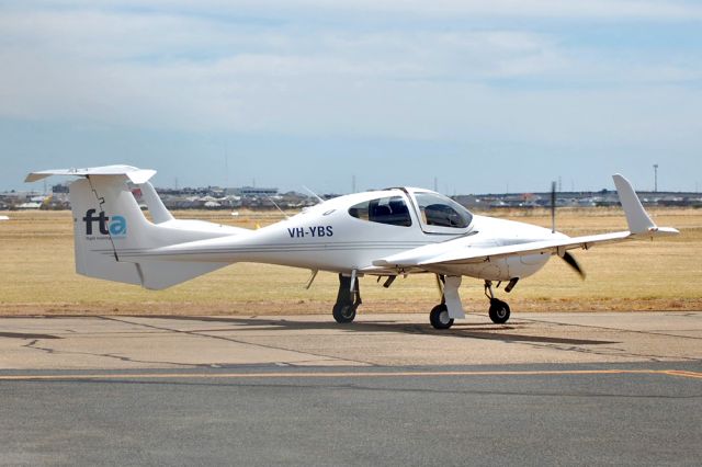 Diamond Twin Star (VH-YBS) - FLIGHT TRAINING ADELAIDE - DIAMOND DA-42-TWIN STAR - REG VH-YBS (CN 42-206) - PARAFIELD ADELAIDE SA. AUSTRALIA - YPPF )18/11/2014 CANON 550D WITH CANON 300MM LENS.