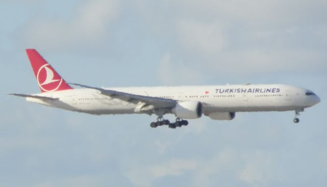 BOEING 777-300ER (TC-LJF)
