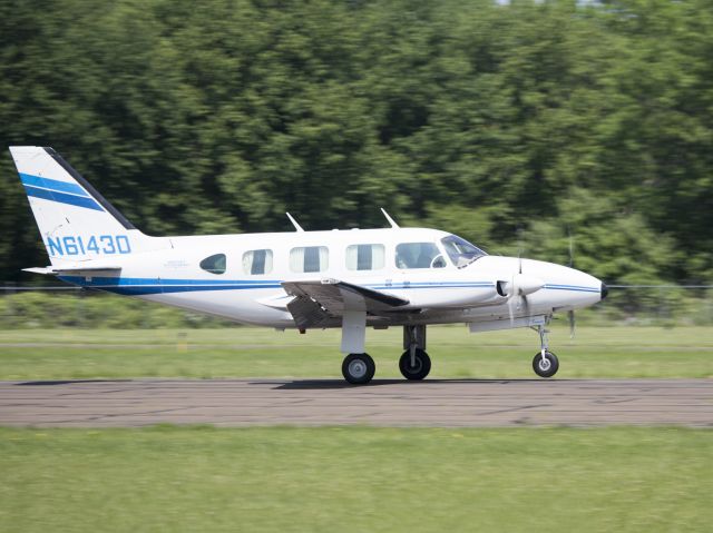 Piper PA-30 Twin Comanche (N61430) - Landing runway 08. 1 JUN 2016.