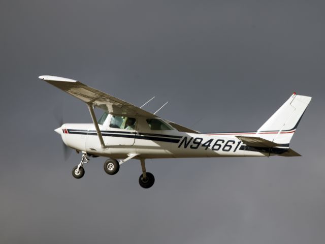 Cessna 152 (N94661) - Touch & go runway 26.