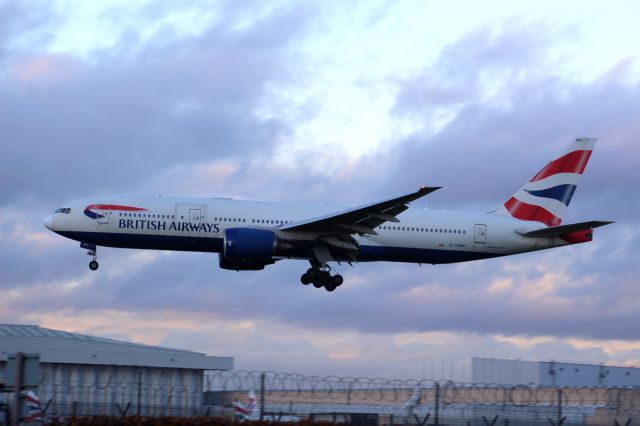 Boeing 777-200 (G-YMMT) - A British Airways B777-200 on final approach into LHR, landing on runway 27L.br /br /Location: Great South-West Road.br /Date: 21.12.22 (dd/mm/yy).