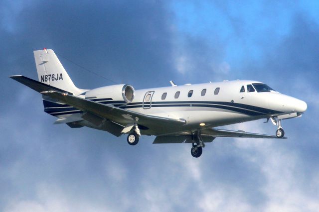 Cessna Citation Excel/XLS (N876JA) - On short finals for rwy 9 on 15-Oct-22 arriving from MYNN.