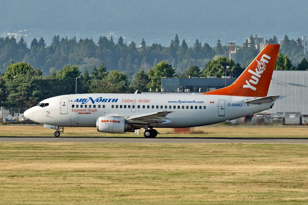 Boeing 737-500 (C-GANJ) - Chartered by the New Democratic Party (NDP) of Canada for their 2021 general election campaign.