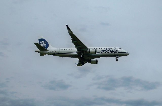Embraer 170/175 (N175SY) - Alaska (Skywest) ERJ-175LR N175SYbr /Final Approach to 17R at AUSbr /Apr-08-2016
