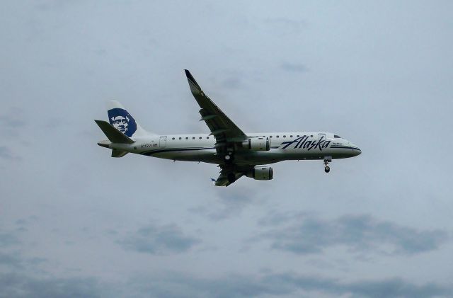 Embraer 170/175 (N175SY) - Alaska (Skywest) ERJ-175LR N175SYbr /Final Approach to 17R at AUSbr /Apr-08-2016