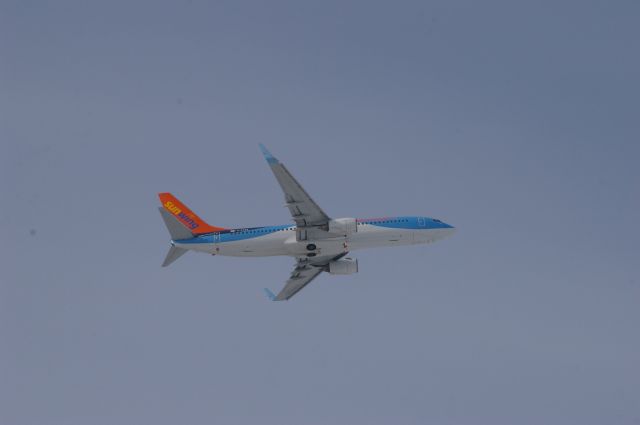 Boeing 737-700 — - Mardi le 28 février 2014 j'étais au bout de la piste 18 photographiant cet avion peut après son décollage de CYVO.