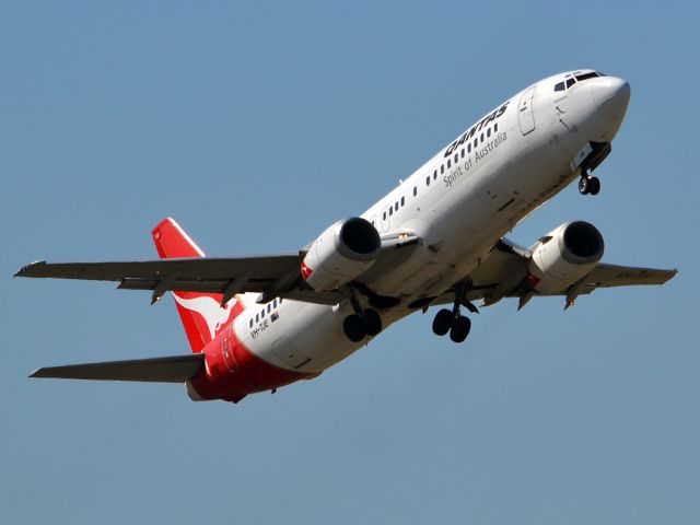 BOEING 737-400 (VH-TJE) - Getting airborne off runway 23. Thursday 12th April 2012.