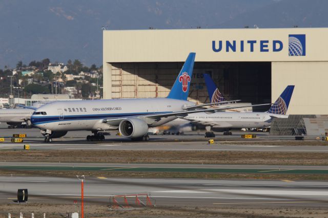BOEING 777-200LR (B-2010)